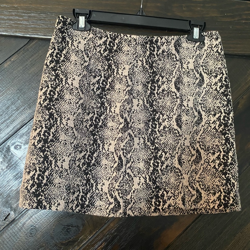 Free people knit fabric mini skirt. Snake skin pattern. Size 8